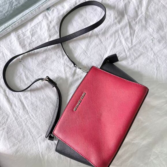 Michael Kors SELMA mini Messenger Bag Red/Black - Picture 1 of 9